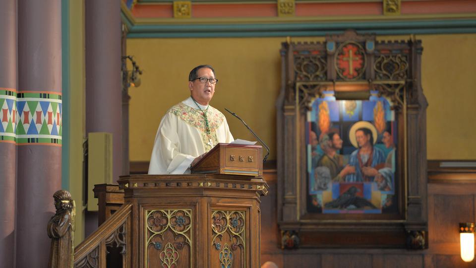 El Obispo Católico Oscar A. Solis.