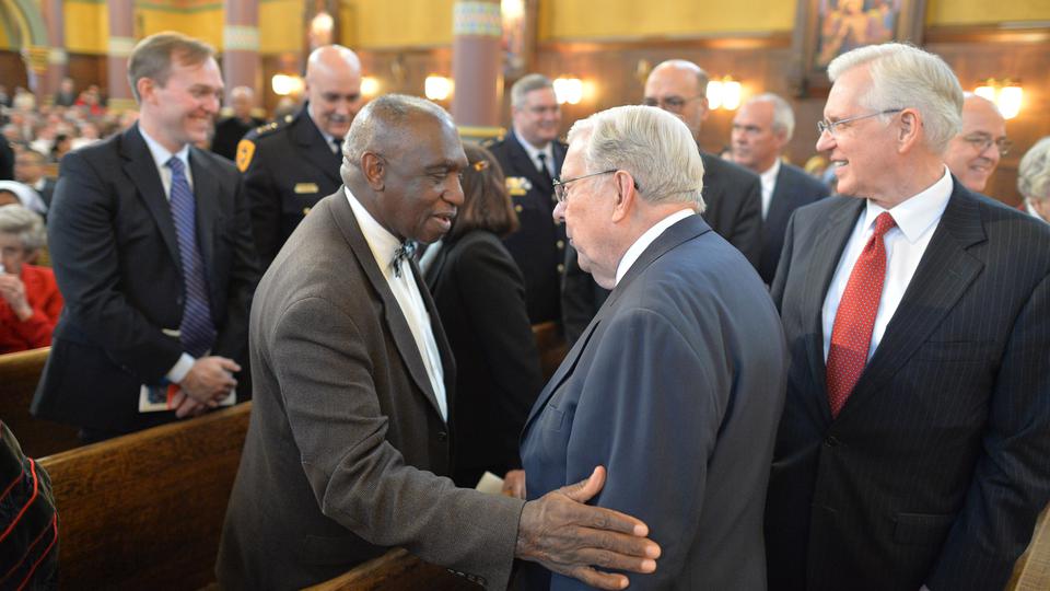 Elder M. Russel Ballard y Elder D. Todd Christofferson del Quórum de los Doce Apóstoles saludan a los líderes de la comunidad, incluyendo al Rev. Francia Davis de la Iglesia Bautista del Calvario, durante la ceremonia de instalación del Obispo Católico Oscar A. Solis en la Catedral de la Madeleine en Salt Lake City, Martes, 7 de marzo, 2017. Crésitos: mormonnewsroom.org