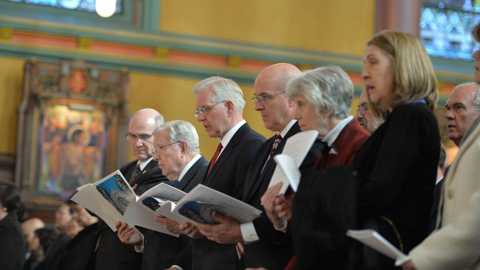 Élder M. Russell Ballard y Elder D. Todd Christofferson del Cuórum de los Doce Apóstoles y el Élder L. Whitney Clayton de la Presidencia de los Setenta participan de la Ceremonia de Instalación del Obispo Católico Oscar A. Solis el Martes 7 de Marzo del 2017 en la Catedral de la Madeleine en Salt Lake City. Créditos: mormonnewsroom.org
