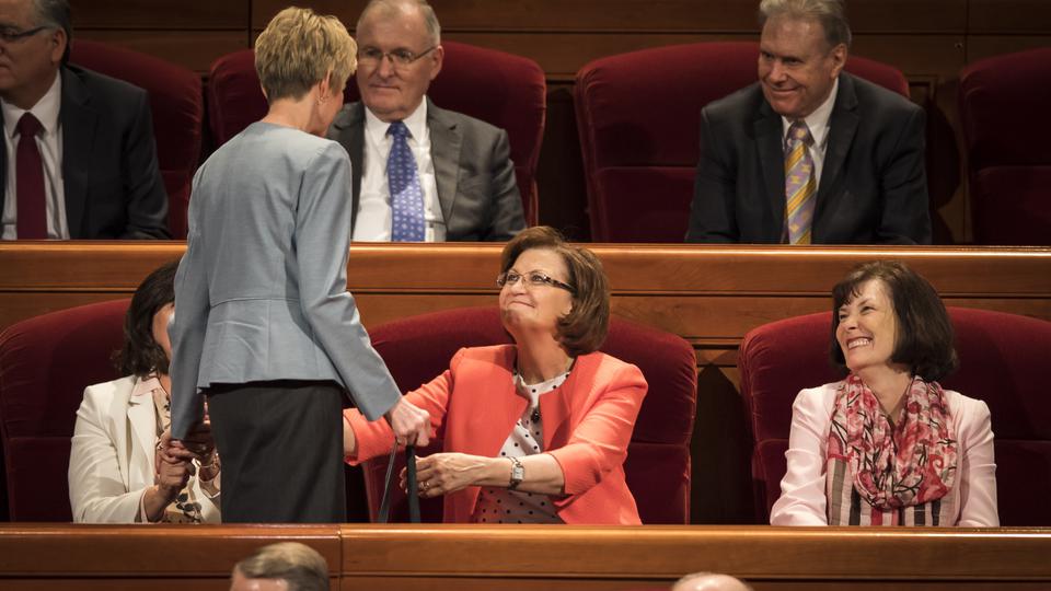 La presidenta general de la Sociedad de Socorro saliente Linda K. Burton da la bienvenida a la presidenta entrante Jean B. Bingham durante la sesión de la tarde del sábado de la conferencia general de abril de 2017.