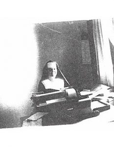 Piera trabajando como secretaria en el Vaticano