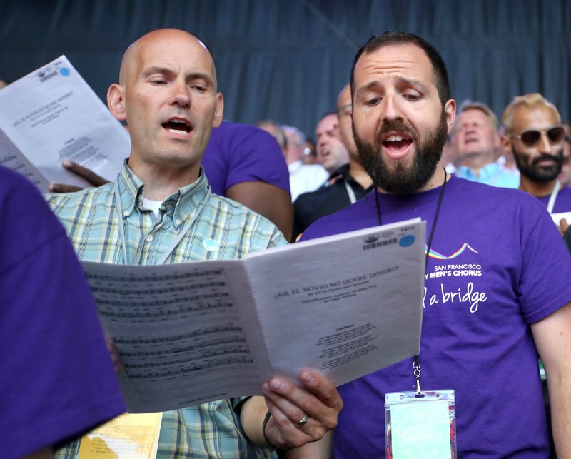 Coro del Tabernáculo Mormón con coro gay