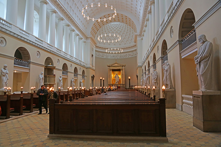 templo de roma y La Iglesia de Nuestra Señora en Copenhague, Dinamarca.