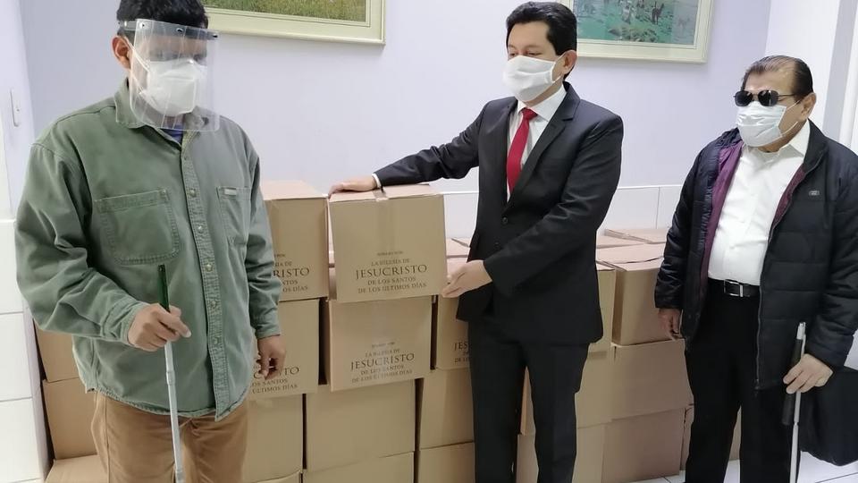 ayuda a las personas ciegas en Perú