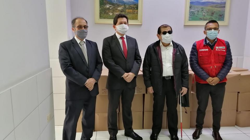 ayuda a las personas ciegas en Perú