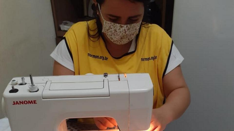 Iglesia de Jesucristo dona mascarillas en Brasil