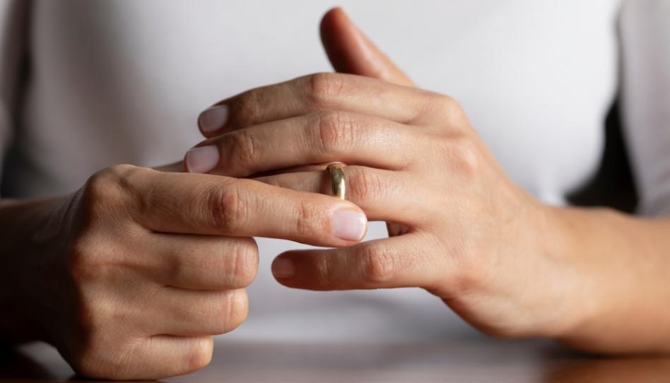 quitarse anillo de matrimonio