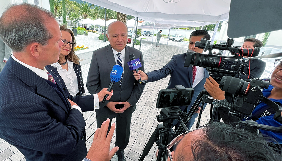 Elder Jorge Zeballos clarando a la prensa a las afueras del templo de Quito, Ecuador