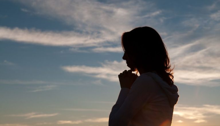 Tres palabras para recordar cuando sientes que Dios está lejos