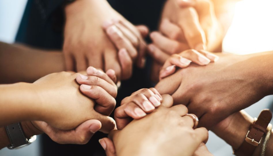 manos sosteniendosé