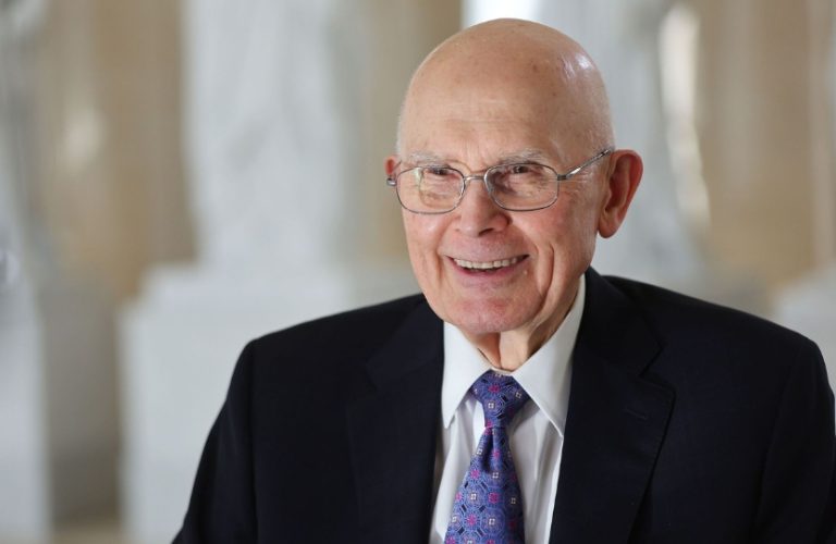 Dallin H. Oaks es llamado como el 18º Presidente de la Iglesia de Jesucristo