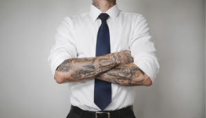 ¿Podré servir una misión si tengo tatuajes?