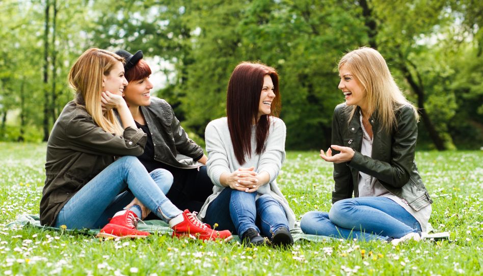 amigas hablando