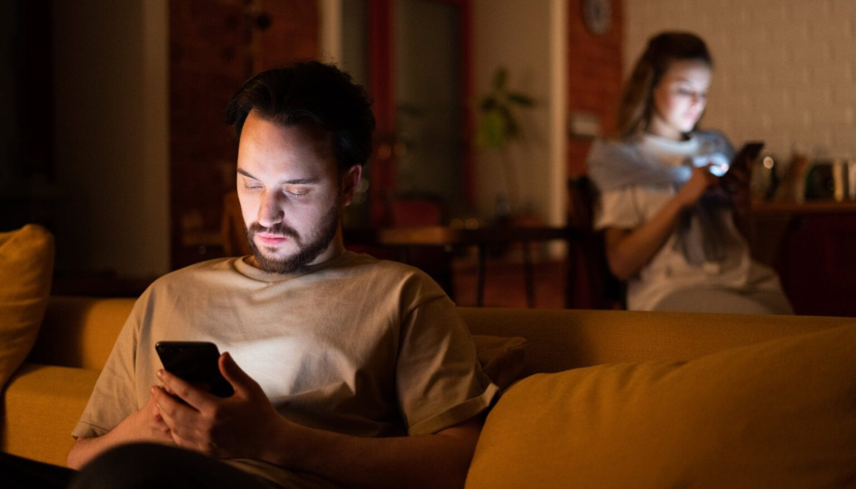 hombre y su pareja viendo el celular