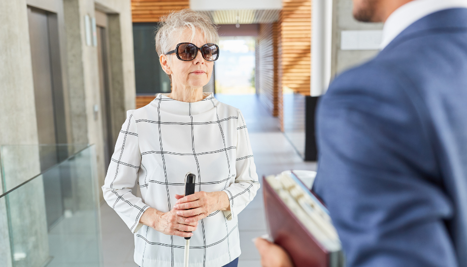 mujer ciega conversando con un hombre
