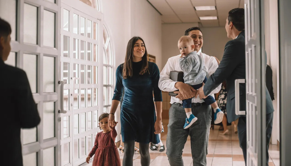 centro de reuniones: capilla; familia; iglesia; reuniones dominicales; sacramental; día de reposo