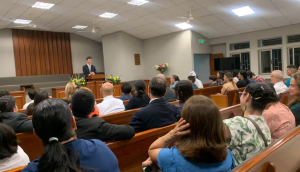 Obispo comparte solución creativa para que los discursos terminen a tiempo