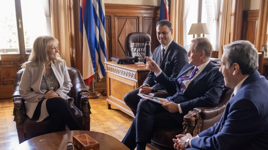 El élder Gary E. Stevenson, del Cuórum de los Doce Apóstoles, sostuvo una reunión especial con la vicepresidenta de Uruguay, Carolina Cosse.
