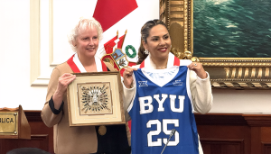 Vicepresidenta de BYU es condecorada en el Congreso de Perú
