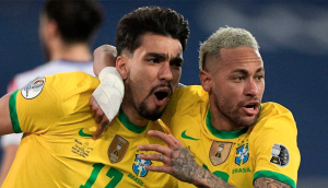 Famoso futbolista se bautiza a pesar de poner el riesgo su vida profesional