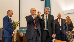 Por primera vez, el presidente Dallin H. Oaks se dirige en vivo a múltiples países de Europa
