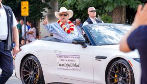 El presidente Jeffrey R. Holland dirige el desfile por el Día de los Pioneros