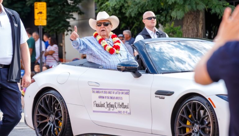 El presidente Jeffrey R. Holland dirige el desfile por el Día de los Pioneros