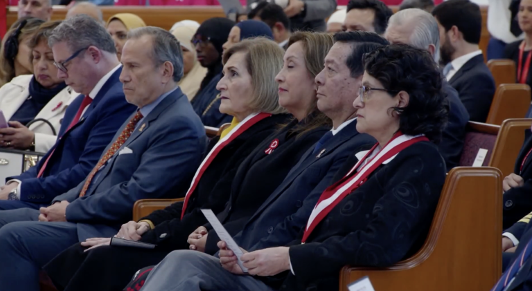 Líderes de distintas religiones oran juntos por el Perú en la Iglesia de Jesucristo
