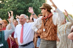 “Actúa bien tu parte”: La familia del élder Rasband brilla en el histórico espectáculo de Nauvoo