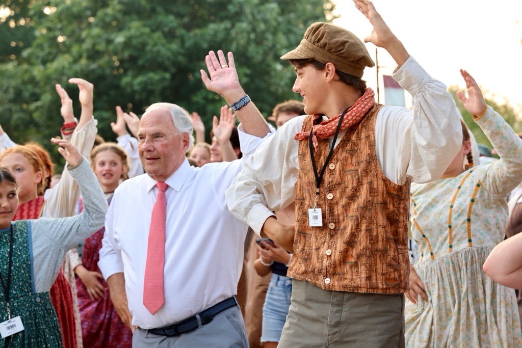 Junto a su esposa Melanie, el élder Rasband compartió la emoción de ver a su hijo, su nuera y a sus nietos participar en el emblemático evento.