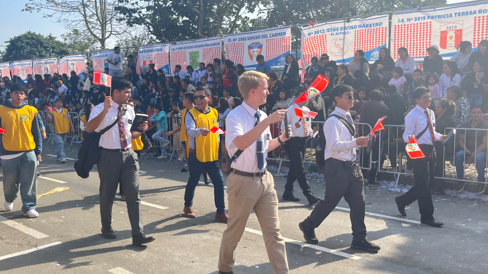 Misioneros de la Iglesia de Jesucristo participan de desfile en Perú