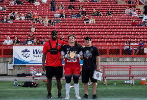 Joven estrella del fútbol encuentra su verdadera fuerza en asistir a Seminario