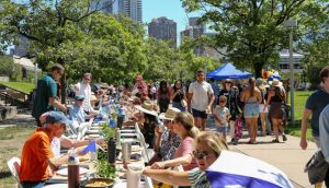 La mesa kilométrica que ayuda a los Santos de los Últimos Días a combatir la soledad