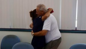 Después de 40 años, mujer se reencuentra con el misionero que le salvó la vida