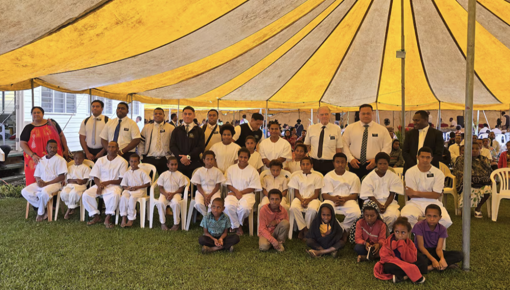 Más de 100 personas se bautizan