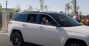 Presidente Nelson sorprende al detener su auto y decir: ¡Los amo a todos!