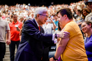 Élder Gong: La IA no da revelación, pero puede servir en la obra de Dios