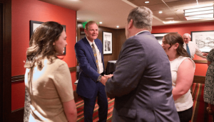 Un encuentro emotivo: Élder Stevenson se reúne con líderes judíos en Utah