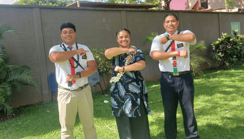 El élder Alaivaa Sene, a la izquierda, junto a sus compañeros durante su servicio misional.