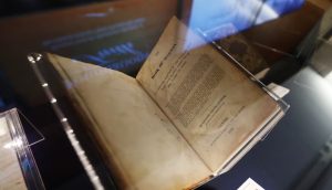 Se subasta la primera edición del Libro de Mormón por $240,000