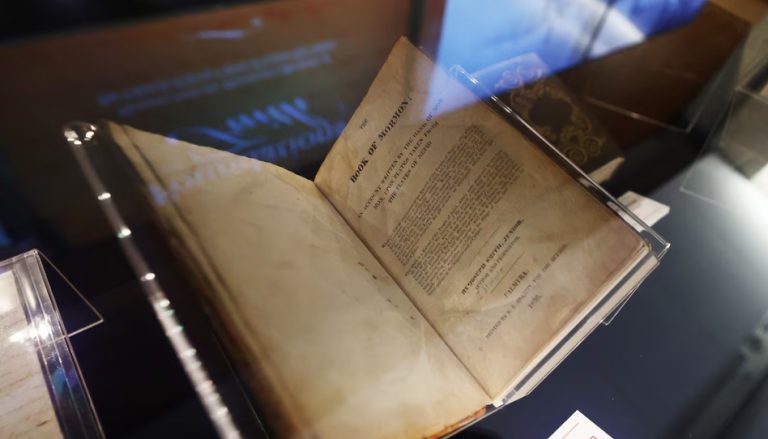 Se subasta la primera edición del Libro de Mormón por $240,000