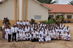 Día de milagros en África: 120 personas se bautizan en un mismo día