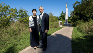 El élder Bednar dedica el histórico sitio del Cerro Cumorah