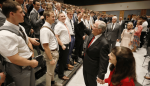 Una falla técnica convirtió el devocional del élder Andersen en un milagro