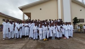 Una tarde blanca: más de 100 personas se bautizan en un solo día