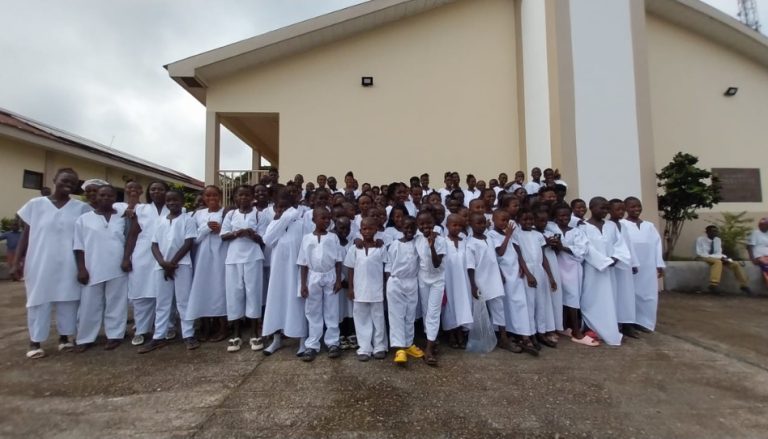 Una tarde blanca: más de 100 personas se bautizan en un solo día