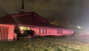 Capilla Santo de los Últimos Días sufre daños tras el impacto de un auto