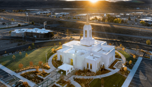 Después de más de un siglo, un templo se dedica en un interregno apostólico