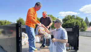 Familias Santos de los Últimos Días donan alimentos para 5000 personas