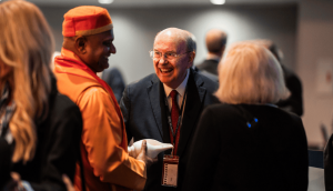 El élder Cook en foro interreligioso: «La fe nos hace responsables ante Dios»